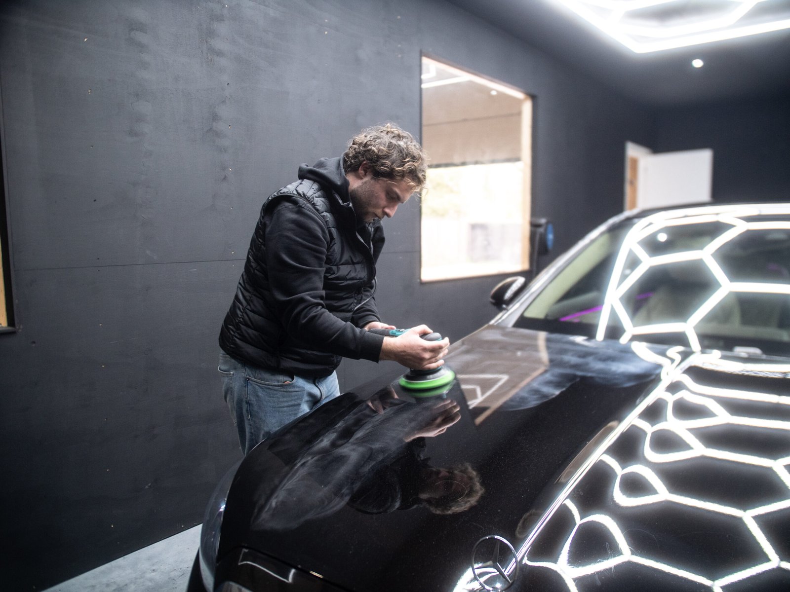 Auto polijsten tijdens detailing in Breda – lakcorrectie door BYdetailing